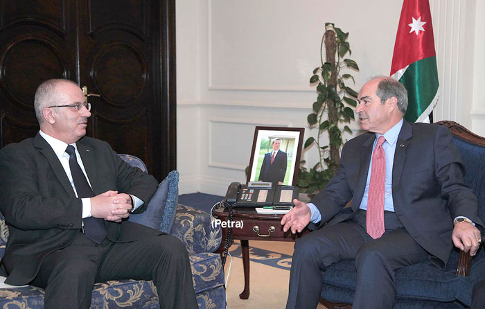 Prime Minister Hani Mulki meets with Palestinian peer, Rami Hamdallah, in Amman on Saturday (Petra photo)