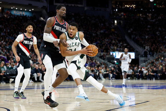 Giannis Antetokounmpo #34 of the Milwaukee Bucks drives to the basket on Deandre Ayton #2 of the Portland Trail Blazers during the second half of the game at Fiserv Forum on Saturday in Milwaukee, Wisconsin (AFP photo)