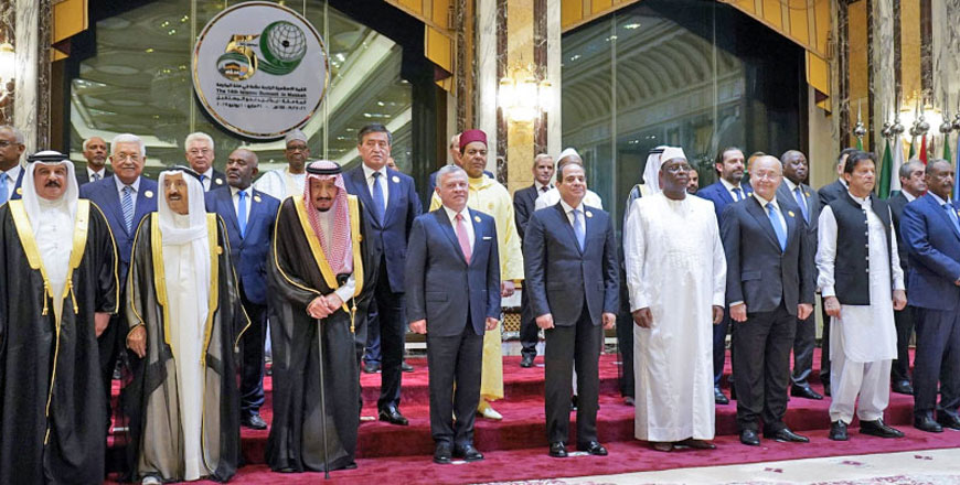   Arab and Islamic leaders pose for a group photo during a summit meeting of the 57-member Organisation of Islamic Cooperation in the Holy City of Mecca in the early hours of Saturday (Photo courtesy of Royal Court)