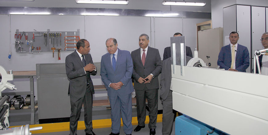 Prime Minister Hani Mulki tours the colleges of Luminus Group  on Sunday (Petra photo)