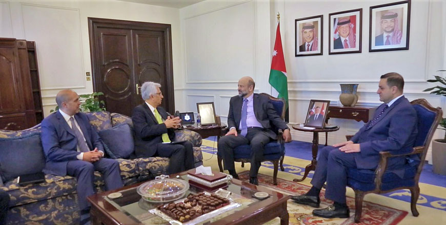 Prime Minister Omar Razzaz and Executive Director and Dean of the Board of Executive Directors at the World Bank Group Merza Hasan (second from left) meet on Sunday to discuss projects in the transportation, energy and water sectors (Petra photo)