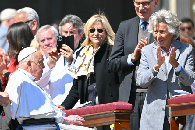 Faithful applaud as the Pope Francis is pushed in his wheelchair after leading the Angelus prayer on St. Peter's square in The Vatican, on April 6, 2025 (AFP photo)