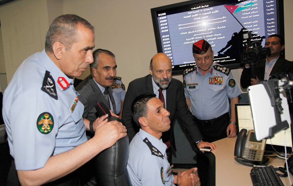 Prime Minister Omar Razzaz is briefed by PSD personnel at the department’s headquarters on Sunday  (Petra photo)