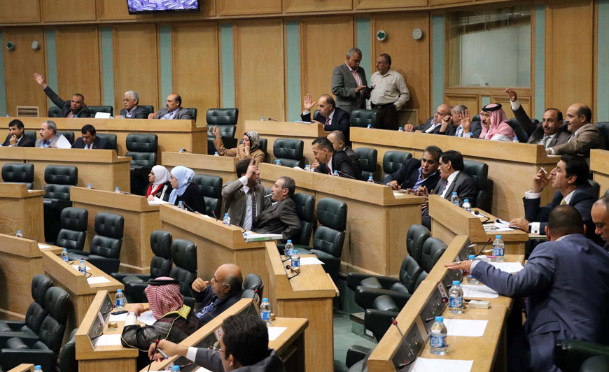 MPs vote on the draft amendments to the Jordan Dental Association Law during Tuesday’s Lower House session (Photo by Osama Aqarbeh)
