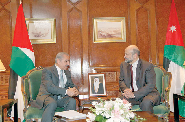 Prime Minister Omar Razzaz meets with his Palestinian counterpart, Mohammad Shtayyeh, in Amman on Sunday (Petra photo)