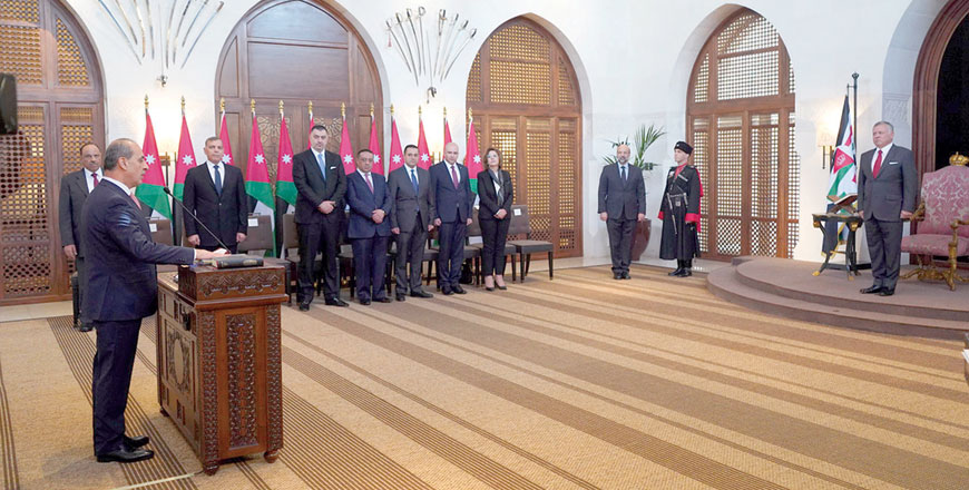New ministers take the oath before His Majesty King Abdullah at Al Husseiniya Palace on Thursday (Photo courtesy of Royal Court)