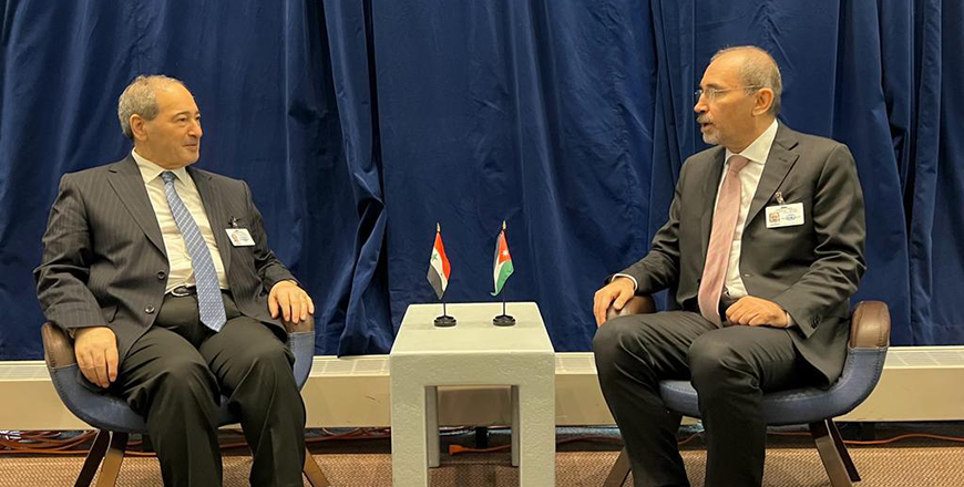 Deputy Prime Minister and Foreign Minister Ayman Safadi meets with his Syrian counterpart Faisal Mekdad on the sidelines of the 77th session of the UN General Assembly (Petra photo)