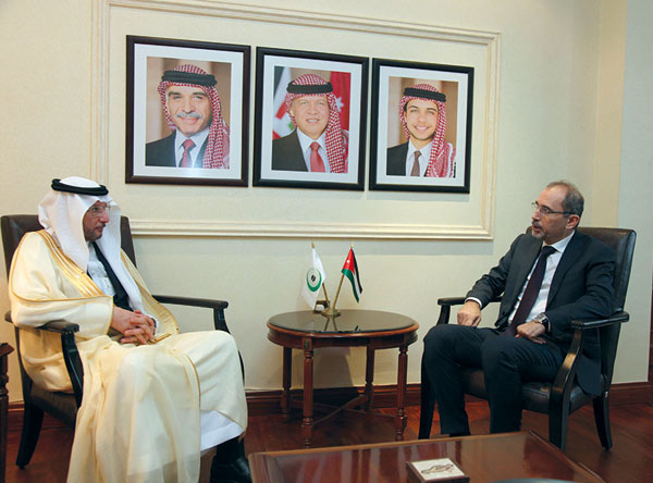 Foreign Minister Ayman Safadi holds talks with Organisation of Islamic Cooperation Secretary General Yousef Bin Othaimin in Amman on Sunday (Petra photo)