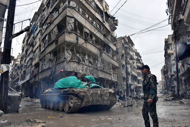 Syrian pro-government forces advance in the Jisr Al Haj neighbourhood during the ongoing military operation to retake remaining rebel-held areas in the northern embattled city of Aleppo on Wednesday (AFP photo)