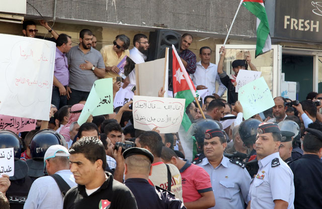  Teachers and parents picket the Education Ministry in Abdali, Amman, on Thursday in protest against changes to school textbooks  (Photo by Osama Aqarbeh)