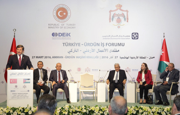Turkish Prime Minister Ahmet Davutoğlu speaks at the Turkish-Jordanian Business Forum, attended by Prime Minister Abdullah Ensour and Trade Minister Maha Ali, in Amman on Sunday (Petra photo)