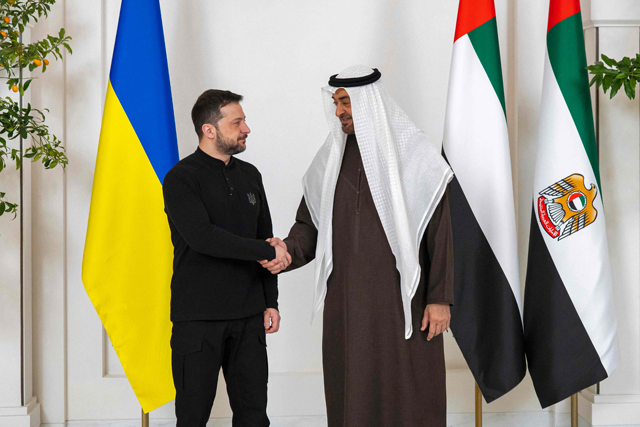 his handout picture provided by the UAE Presidential Court shows UAE President Sheikh Mohamed bin Zayed al-Nahyan receiving Ukraine's Presiodent Volodymyr Zelensky at al-Shati Palace in Abu Dhabi on February 17, 2025 (AFP photo)