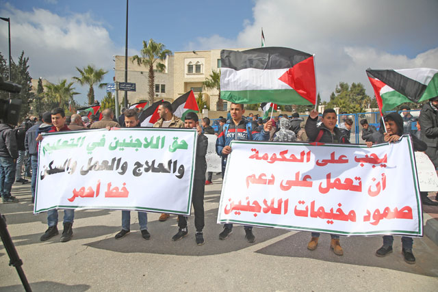 Palestinian refugees protest against US move to cut funding for the Palestinian Authority and UN refugee agency UNRWA in front of the Cabinet building in Ramallah, West Bank, on Tuesday (Anadolu Agency photo)