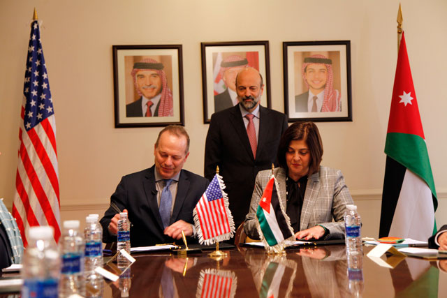 Minister of Planning and International Cooperation Mary Kawar and US Deputy Chargé d’Affaires and USAID Mission Director Jim Barnhart sign a grant agreement in the presence of Prime Minister Omar Razzaz on Tuesday (Petra photo)
