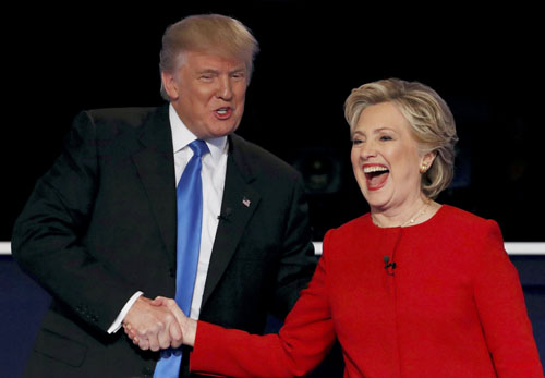 Republican US presidential nominee Donald Trump shakes hands with Democratic US presidential nominee Hillary Clinton at the conclusion of their first presidential debate at Hofstra University in Hempstead, New York, US, September 26 (Reuters photo)