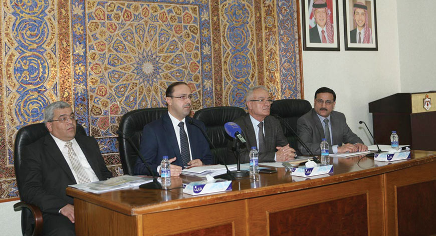 Finance Minister Umayya Toukan and Government Spokesperson Mohammad Momani hold a press conference in Amman on Sunday (Petra photo)