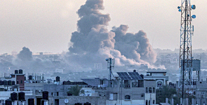 A picture taken from Rafah shows smoke billowing over Khan Yunis in the southern Gaza Strip during Israeli bombardment, as the Israel on the besieged enclave enters its 100th day on January 14, 2024 (AFP photo)