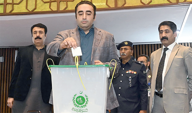 This handout photograph taken and released by the Pakistan National Assembly on Saturday shows the chairman of Pakistan Peoples Party (PPP) Bilawal Bhutto Zardari (second left) casting his ballot to vote during the presidential election at the Parliament House in Islamabad (AFP photo)