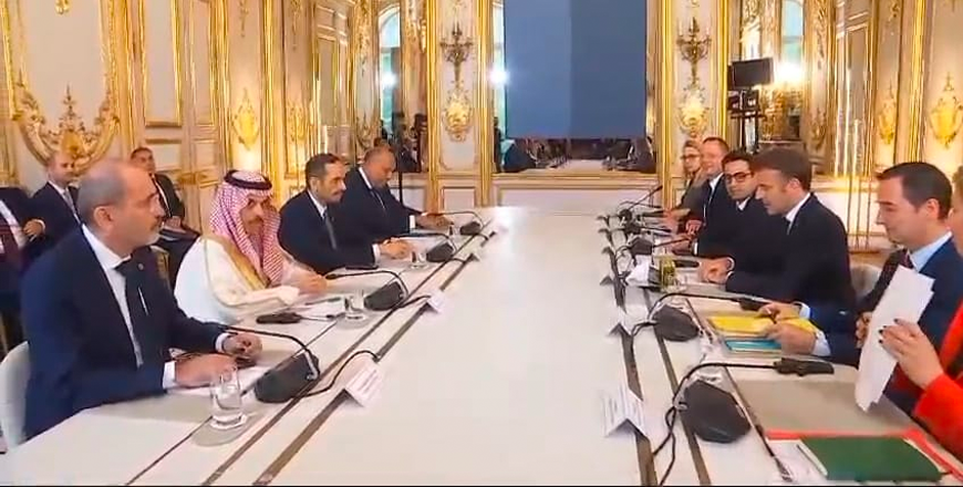 Deputy Prime Minister and Foreign Minister Ayman Safadi and members of the ministerial committee assigned by the Joint Arab-Islamic Extraordinary Summit meet on Friday with French President Emmanuel Macron to address the developments in Gaza (Petra photo)