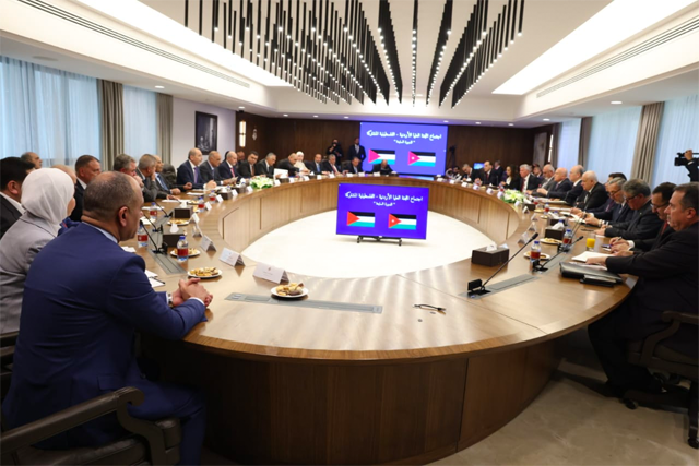 Prime Minister Bisher Khasawneh and his Palestinian counterpart Mohammad Mustafa sign14 agreements and memoranda of understanding covering various aspects (Petra photo)