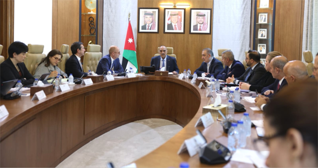 Prime Minister Bisher Al Khasawneh on Wednesday met with the International Monetary Fund delegation, headed by Ron van Rooden,  to negotiate the seventh review of the IMF funded economic reform programme (Petra photo)