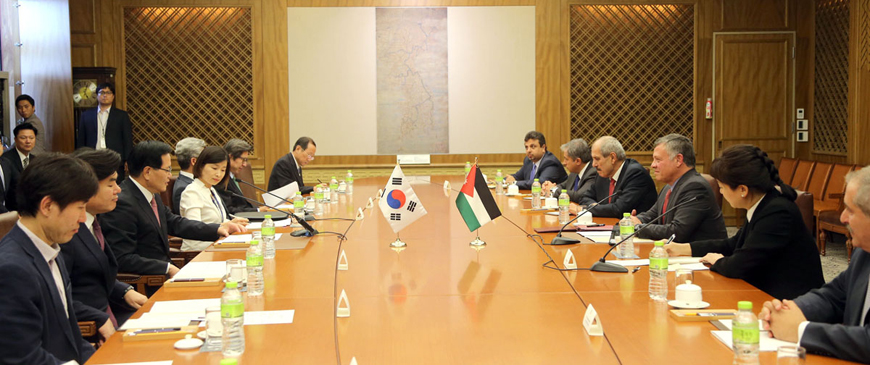 His Majesty King Abdullah meets with Speaker of the National Assembly of the Republic of Korea Chung Ui-Hwa and Korean parliamentary leaders in Seoul on Thursday (Petra photo)
