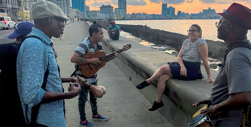 Street bolero singers serenade passersby on the seaside esplanade in Havana on December 4 (AFP photo)