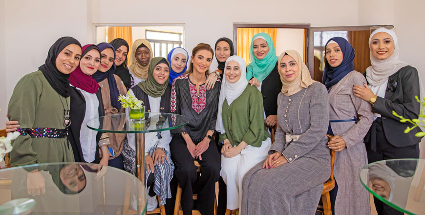   Her Majesty Queen Rania poses for a group photo with a group of entrepreneurs, community activists and civil society representatives during a visit to social initiative Recycling for Education in Ruseifa on Monday (Photo courtesy of Royal Court)