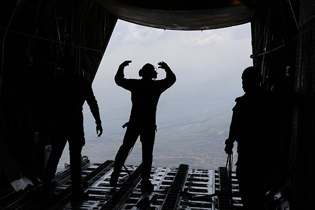 The Jordan Armed Forces-Arab Army, in cooperation with other countries, on Saturday carries out 10 airdrops on the north of the Gaza Strip (JAF photo)