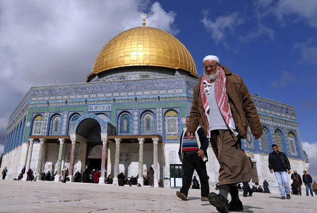 A Palestinian man walks past the Dome of the Rock in this photo taken in January of 2017. Foreign Ministry Spokesperson Sufian Qudah on Tuesday called on the Israeli occupation to cease any provocative practices at the mosque (AFP photo)