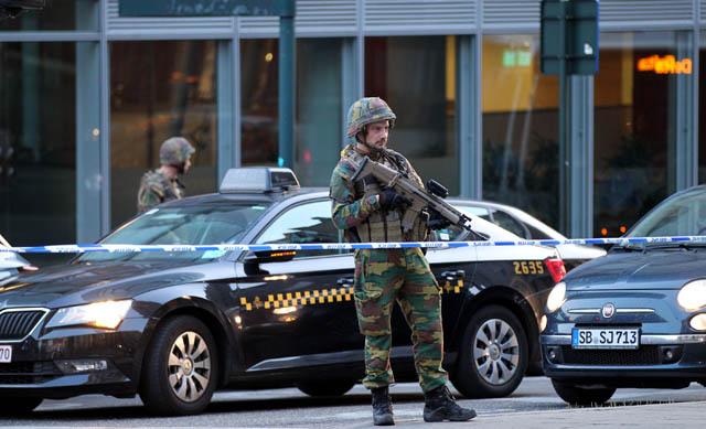An armed soldier stands guard outside of the Brussels Central Station after a neutralised terrorist attack attempt, in Brussels Belgium, on Tuesday (Anadolu Agency photo)