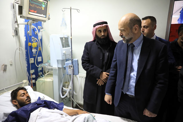 Prime Minister Omar Razzaz on Wednesday visits Al Bashir Hospital to check on the new facilities and services, particularly at the emergency department (Petra photo)