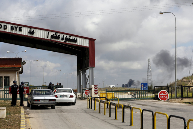 Members of security stand near vehicles at the closed main Jaber border crossing with Syria on April 2, 2015. A business delegation is expected to discuss the reopening of the crossing with Syrian officials during an ongoing visit to Damascus  (Reuters photo)