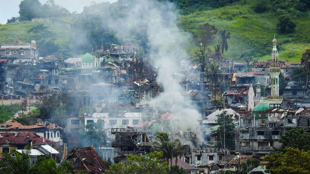 Smoke billows from burning houses as fighting between government troops and extremist militants continues in Marawi on the southern island of Mindanao on Monday (AFP photo)