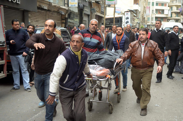 Egyptians wheel away a body near a church in Alexandria after a bomb blast struck worshippers gathering to celebrate Palm Sunday (AFP photo)