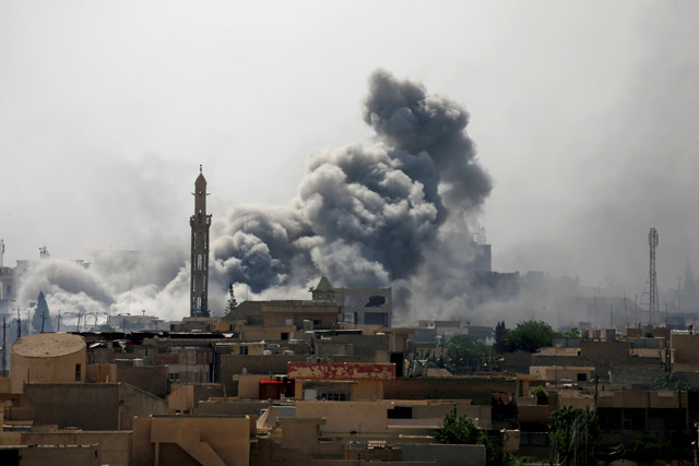 Smoke rises from an air strike during a battle between Iraqi forces and Daesh militants in western Mosul, Iraq, on May 21 (Reuters photo)