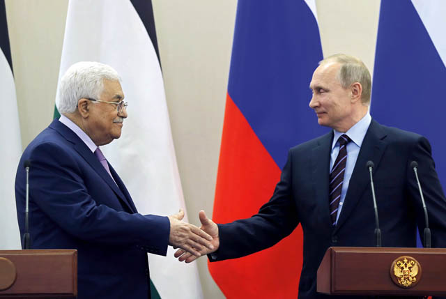Russian President Vladimir Putin and Palestinian President Mahmoud Abbas shake hands as they deliver a joint statement following their meeting at the Bocharov Ruchei state residence in Sochi, Russia, Thursday (Reuters photo)