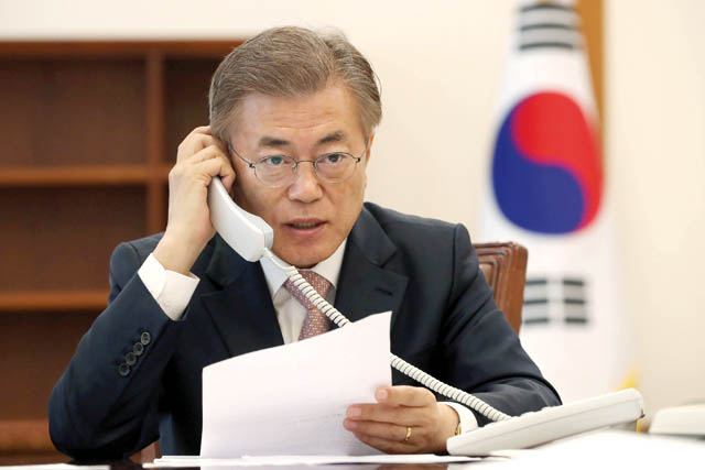 South Korean President Moon Jae-in speaks with Chinese President Xi Jinping by telephone at the Presidential Blue House in Seoul, South Korea in this handout photo provided by the Presidential Blue House and released by Yonhap, on Thursday (Reuters photo)