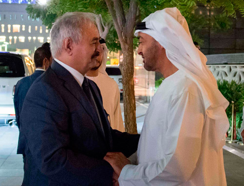 A handout image provided by United Arab Emirates News Agency shows Abu Dhabi Crown Prince and Deputy Supreme Commander of the UAE Armed Forces Mohammed Bin Zayed Al Nahyan (right) shaking hands with Libya’s Khalifa Haftar, the head of the self-proclaimed Libyan National Army, on Saturday, in Abu Dhabi (AFP photo)