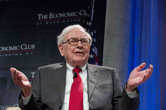 This file photo taken on June 5, 2012, shows billionaire Warren Buffett, CEO and chairman of investment company Berkshire Hathaway, speak during a conversation with David Rubenstein, president of the Economic Club of Washington, during the club's 25th anniversary dinner in Washington on June 5, 2012 (AFP photo)