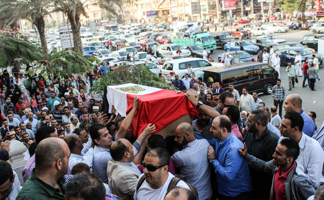 Egyptians carry the coffin of Police Cpt. Ahmed Fayez during his funeral outside a mosque in the capital Cairo’s western suburb of Sixth of October, on Saturday. Fayez died the previous night during an attack that left him and dozens of other policemen killed in an ambush by terrorists (AFP photo)