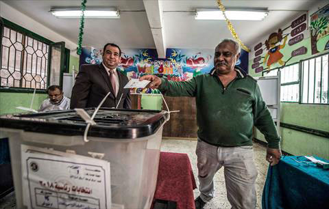 An Egyptian man casts his ballot at a polling station in Cairo's northern suburb of Shubra Al Khaymah on the second day of voting in the 2018 presidential elections on Tuesday (AFP photo)