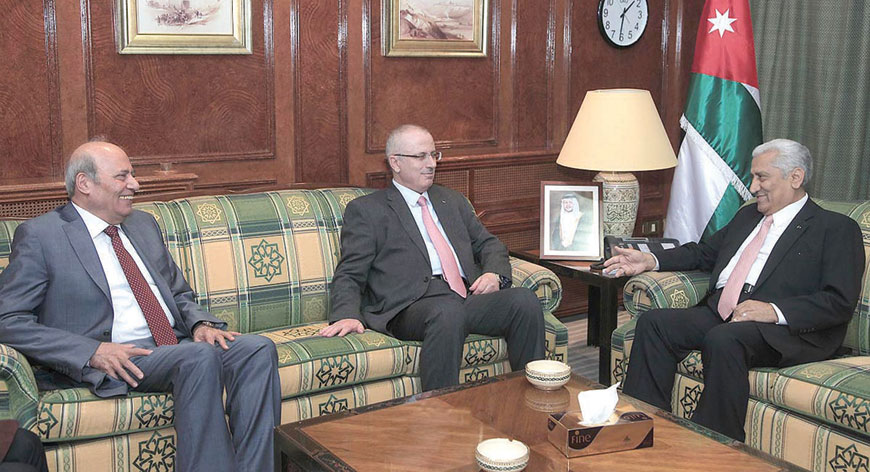 Prime Minister Abdullah Ensour meets with his Palestinian counterpart, Rami Hamdallah, in Amman on Saturday (Petra photo)