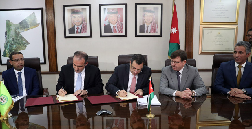 Planning and International Cooperation Minister Imad Fakhoury and Islamic Development Bank’s Director of Infrastructure Department Walid Abdul Wahab sign a $100 million grant and loan agreement in Amman on Thursday (Photo courtesy of Planning and International Cooperation Ministry)
