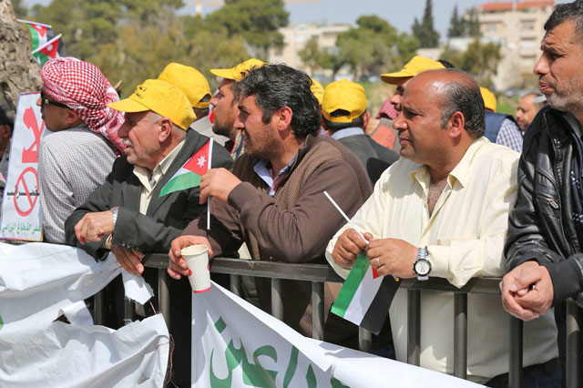 Farmers outside Parliament say they will continue protesting until government responds to their demands (Photo by Osama Aqarbeh)
