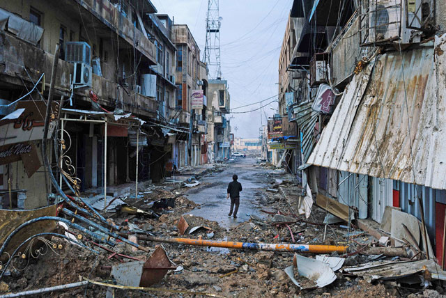 An Iraqi boy walks down a street near Mosul's University on Sunday, a week after Iraqi Counter-Terrorism Service retook it from the Daesh group militants (AFP photo)