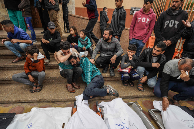 Palestinian mourn relatives killed in Israeli strike at the Nasser hospital in Khan Yunis on the southern Gaza Strip on Thursday, amid continuing Israeli war on the besieged Palestinian territory  (AFP photo)