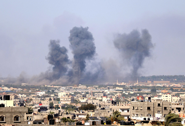 Smoke billows following Israeli air strikes on Rafah in the southern Gaza Strip on Wednesday (AFP photo)