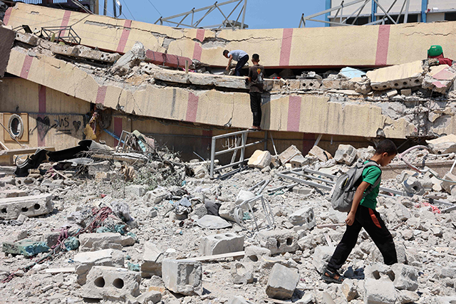 People inspect the damage after an Israeli strike on a school, housing displaced Palestinians, in the Rimal neighbourhood of central Gaza City on August 20, 2024, amid the ongoing Israeli war on Gaza (AFP photo)