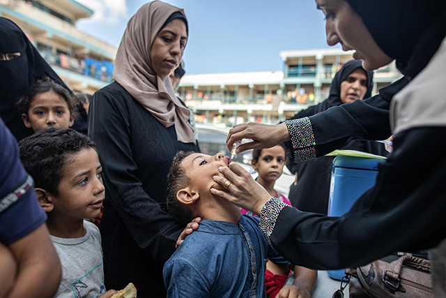 A child receives a vaccination for polio at a make-shift camp for people displaced by conflict in a school in Khan Yunis in the southern Gaza Strip on September 5, 2024 (AFP photo) 